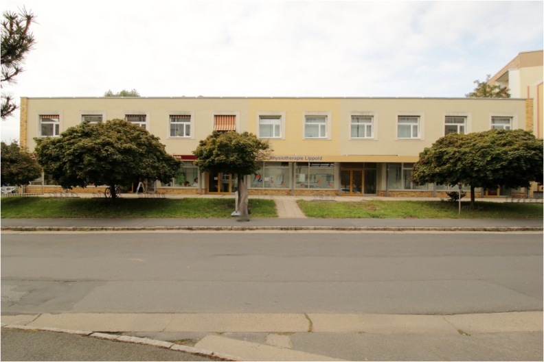Dienstleistungsgebäude im Spitzgrund in 01640 Coswig (Sachsen), Moritzburger Straße 73.
Hier die Ansicht von der Moritzburger Straße. In dem Gebäude befindet sich ein Friseur, Physiotherapie Ramona Lippold, Zahnärzte, Ärztin für Allgemeinmedizin, die Firmen elektro-dinge.de und Elektroinstallation Frank Heidig. img_4972.jpg