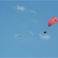 Gleitschirmflug am blauen Himmel